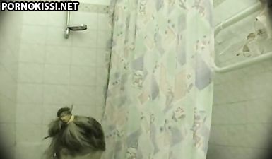 Отец скрытой камерой снял как дочка подмывается в ванной