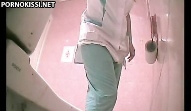 Шпионская мини камера сняла писающих тёлок в общественном туалете