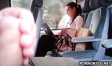 Дрочит член на девушку с ноутбуком в автобусе