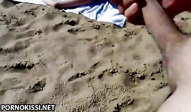 Русский онанист кончает на спину незнакомке, загорающей топлес на пляже