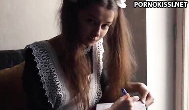 Русская школьница получает член глубоко в ее рот и киску
