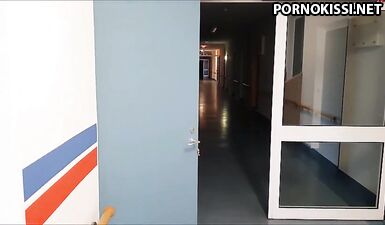 Лилли Ванилли теребит пизду в коридоре больницы