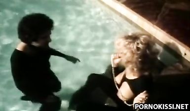 Ретро порно: Мужик вылизывает волосатую киску кудрявой милфы у бассейна