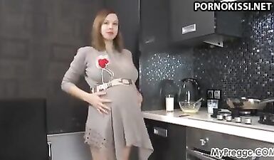 Беременная шатенка из Мадрида мастурбирует киску