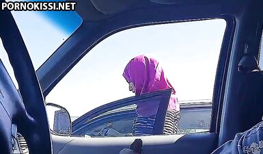 Мастурбирует член в машине перед мусульманкой в хиджабе