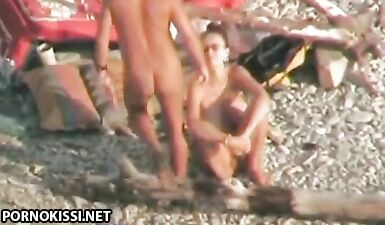 Жена трахает мужа страпоном в жопу на пляже, пока дикари отдыхают