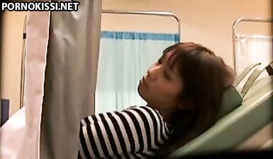 Гинеколог выебал пациентку азиатку на обследовании перед скрытыми камерами